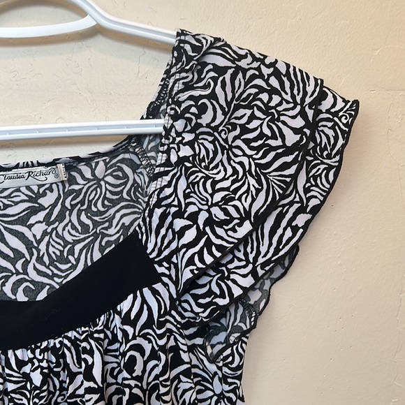 Flattering Black and White Print Shirt - Picture 4 of 4